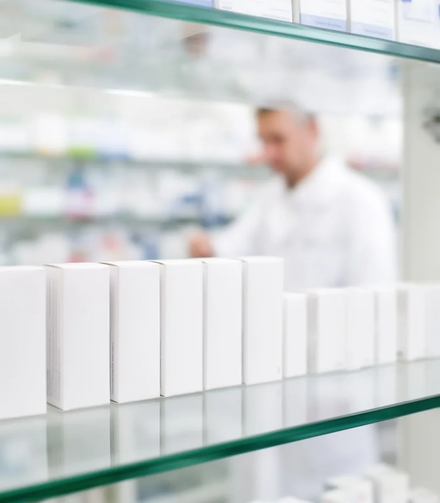 Mostrador de farmacia con medicamentos ordenados